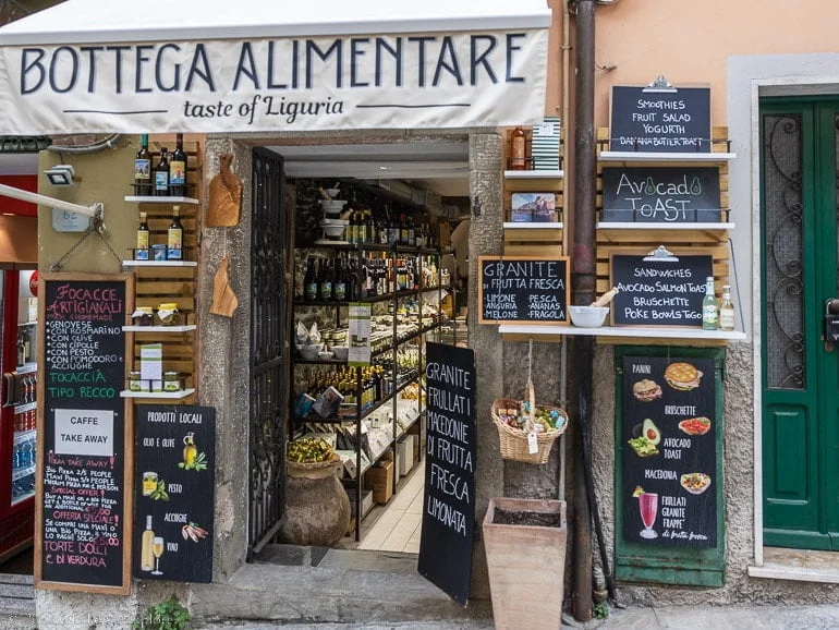 Bottega Alimentare wine shop in Riomaggiore, Italy