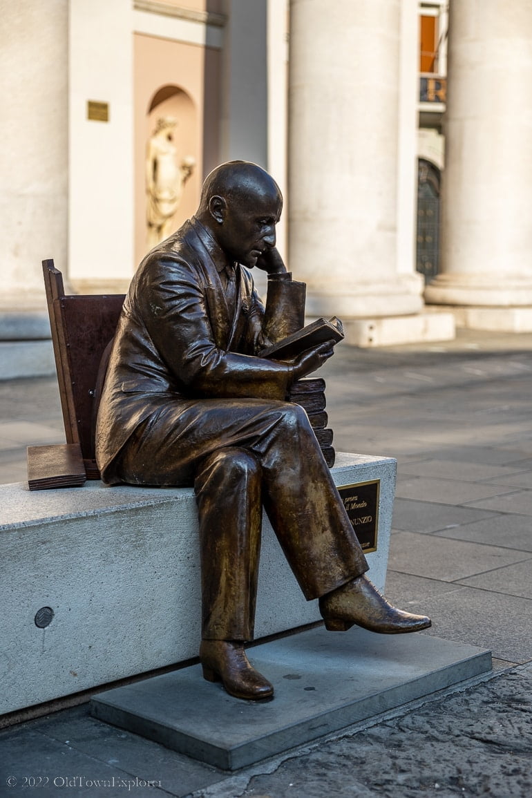 Statua di Gabriele D'Annunzio in Trieste, Italy Statua di Gabriele D'Annunzio in Trieste, Italy