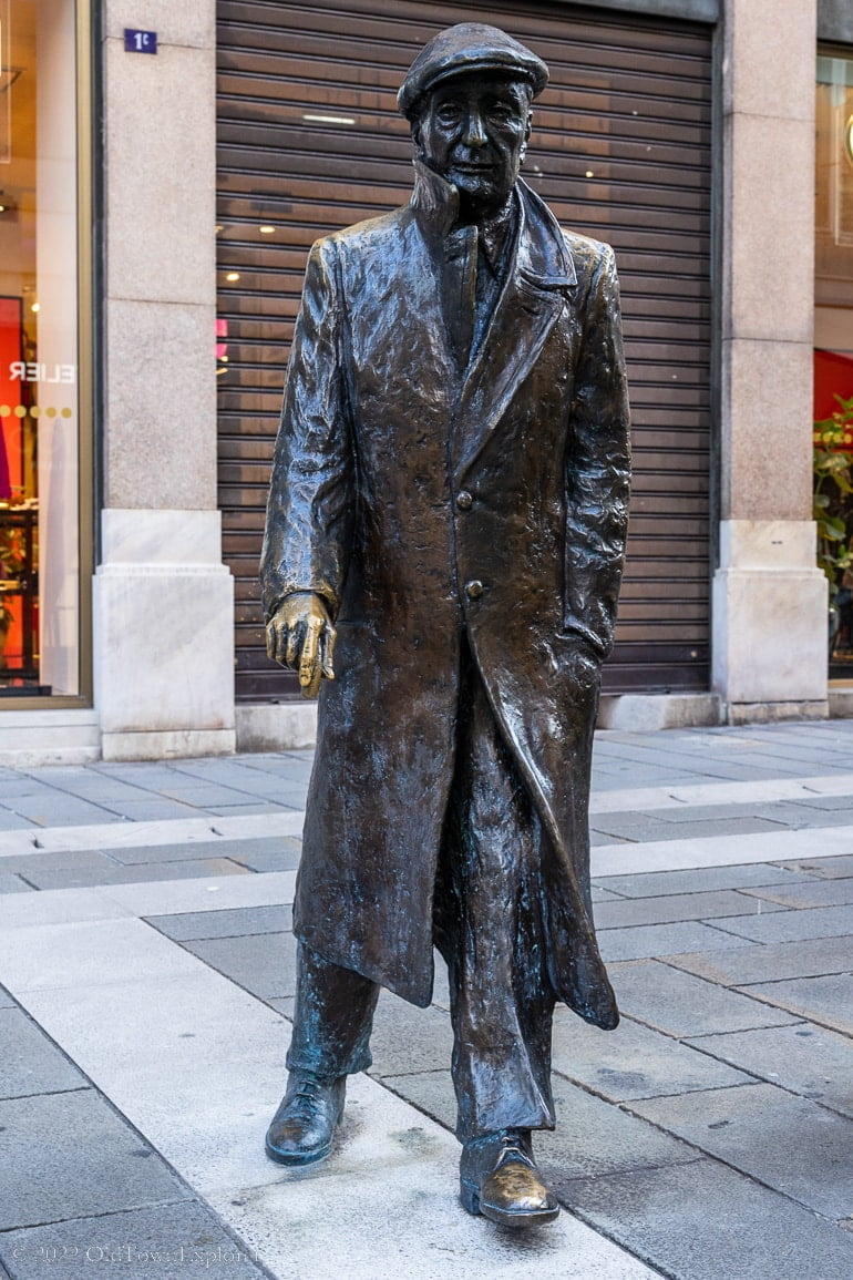 Umberto Saba Statue in Trieste, Italy Umberto Saba Statue in Trieste, Italy